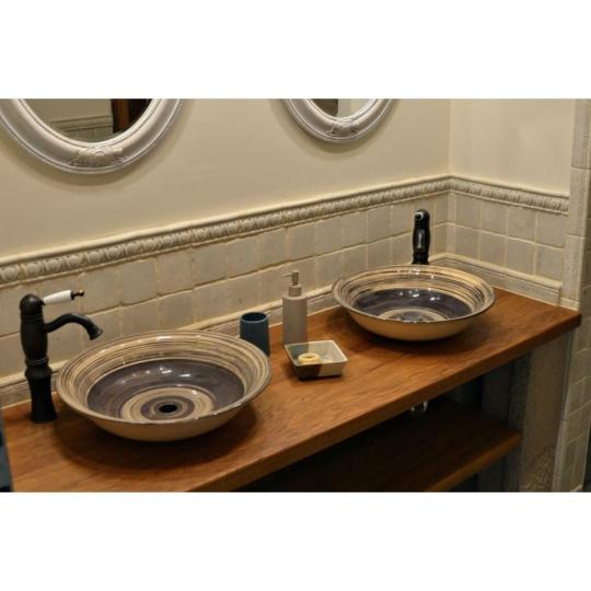 porcelan mosdo homok bezs furdo krem pasztell falburkolat mediterran klasszikus furdoszoba burkolat csempe cementlap provansz provence toszkana lakberendezes.jpg